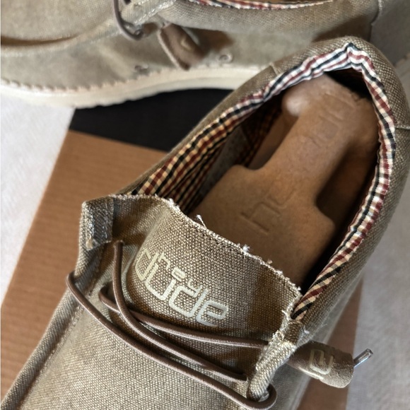 Brand New Hey Dude Wally Men's Nut Loafers - Picture 2 of 3